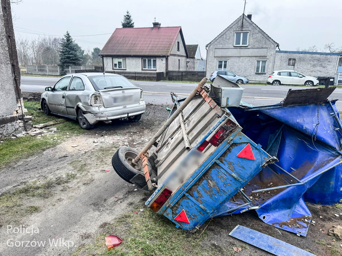 PijanyDeszcznoGorzow25.11.25_5 Pijany kierowca Deszczno - prawie dwa promile. Auto uderzyło w budynek