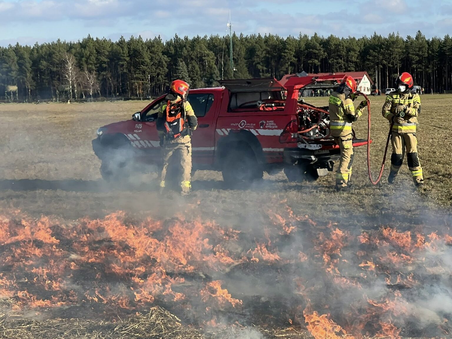 Ćwiczenia strażak&oacute;w - pożary traw i las&oacute;w. Straż pożarna Lubuskie