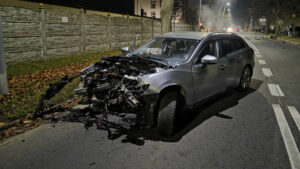 Wypadek w Krośnie Odrzańskim. Auto rozbite o drzewo – wypadł silnik (ZDJĘCIA)