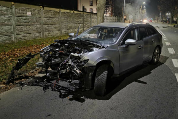 Wypadek Krosno Odrzańskie - Auto rozbite o drzewo
