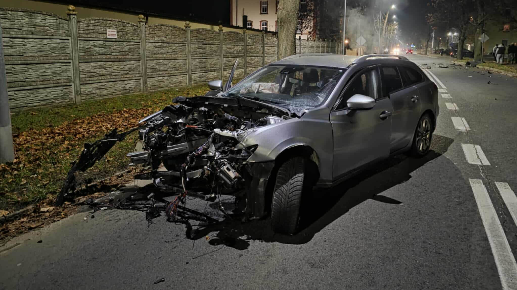 Wypadek Krosno Odrzańskie - Auto rozbite o drzewo