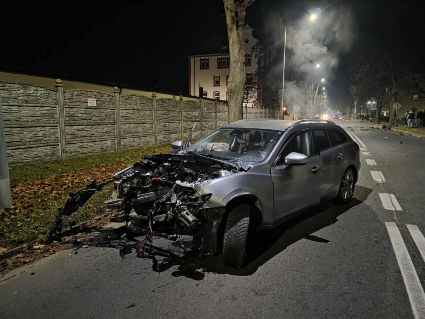WypadekKrosnoOdrzanskie14.11.25_3 Wypadek Krosno Odrzańskie - Auto rozbite o drzewo
