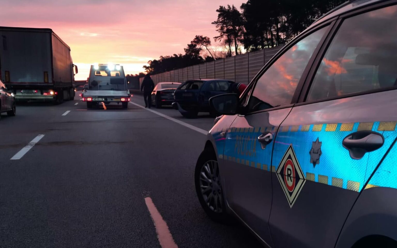 Wypadek na S3 - Wypadek Zielona G&oacute;ra. Sytuacja na S3 uderzył w bariery