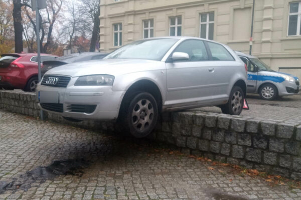 parkowanie na murku Zielona Góra - Audi Zielona Góra