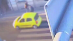 Krok od tragedii w Zielonej Górze. Kierowca zignorował światła i pieszych (FILM)