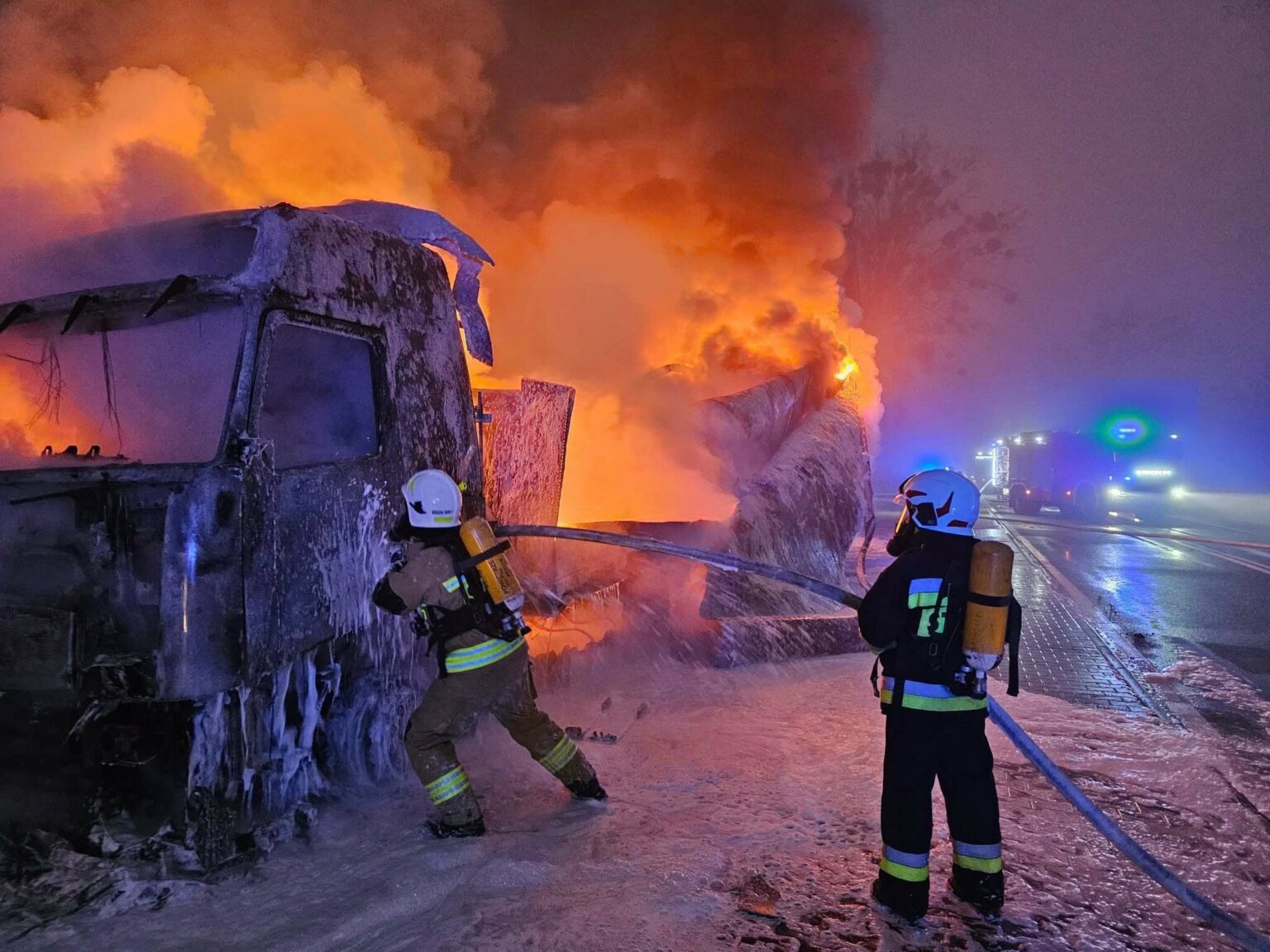 Pożar na DK24 Przytoczna - Pożar ciężar&oacute;wki DK24 Wierzbno