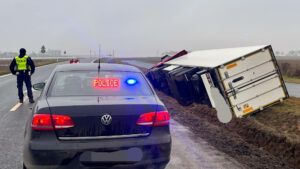 Ciężarówka z piwem przewróciła się na DK22. Leży w rowie (ZDJĘCIA)