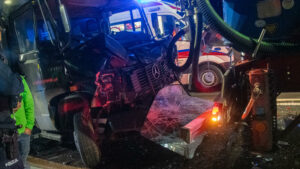 Wypadek na DK27 w Nowogrodzie Bobrzańskim. Bus rozbił się o ciężarówkę (ZDJĘCIA)