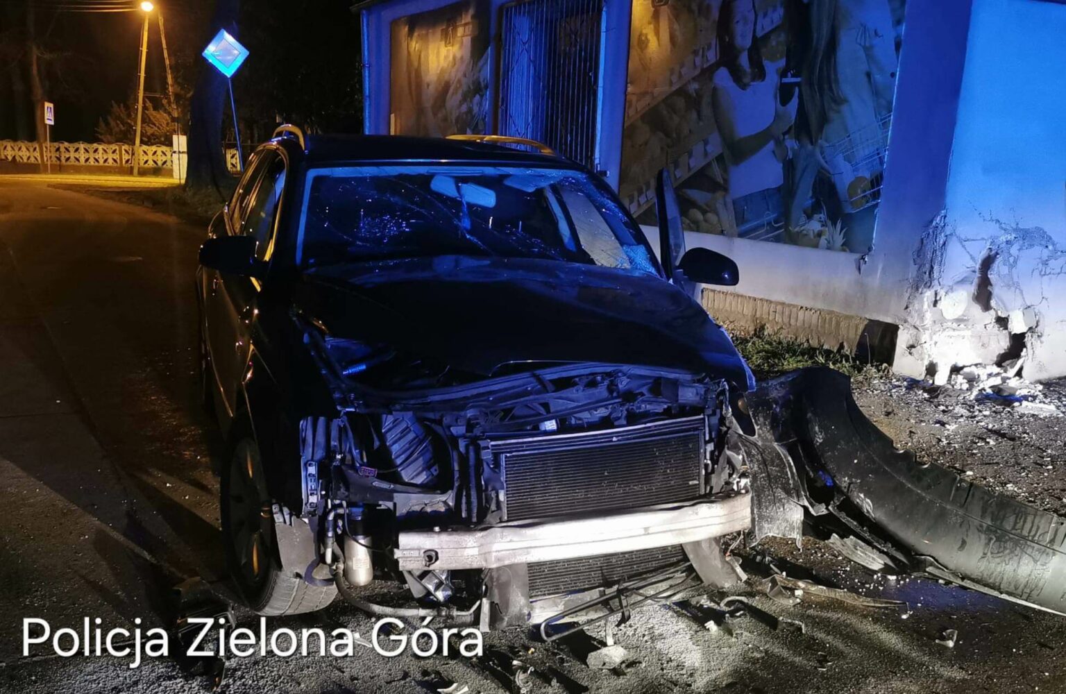Wypadek Sulech&oacute;w - Wypadek Smolno Wielkie. Auto uderzyło w sklep