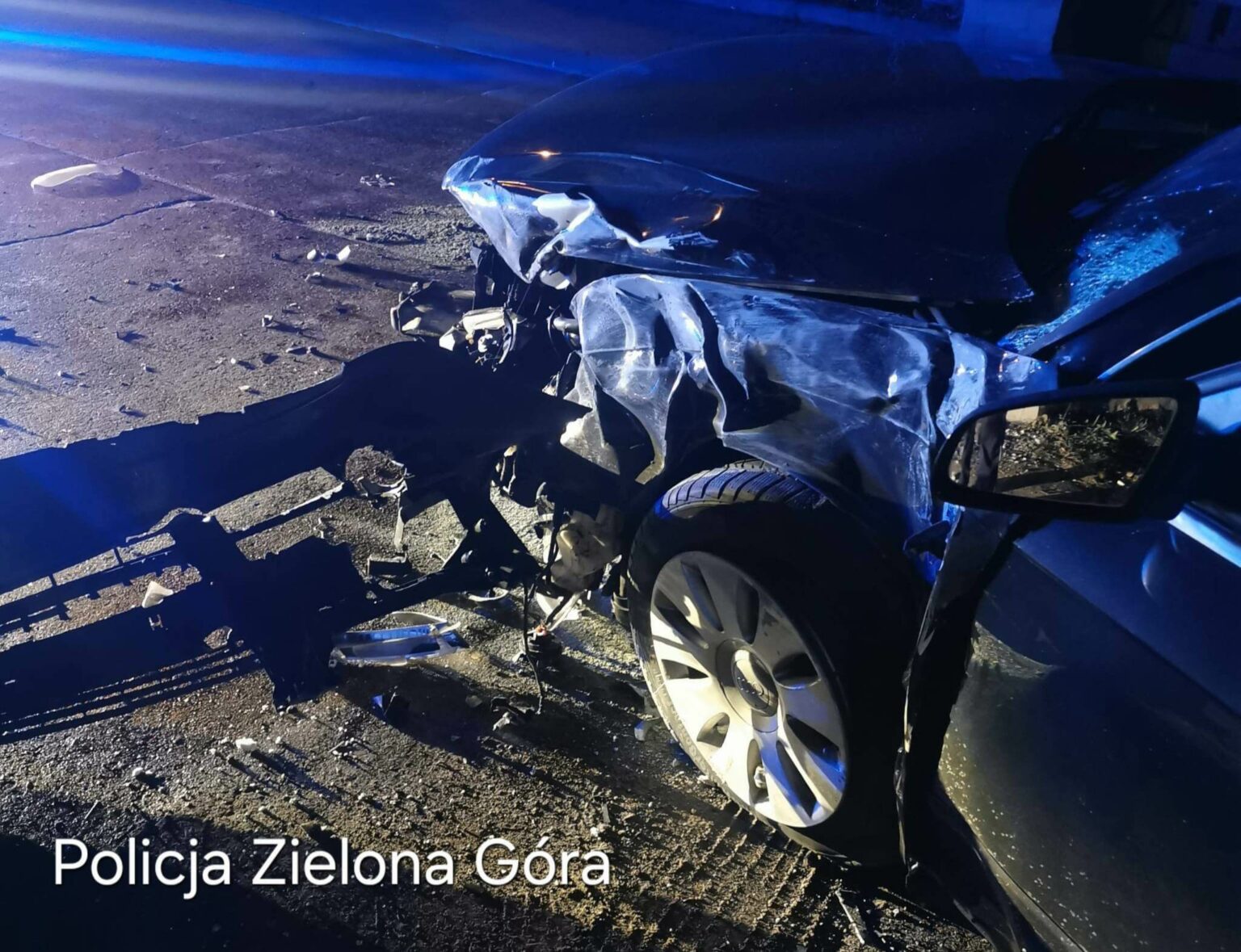 Wypadek Sulech&oacute;w - Wypadek Smolno Wielkie. Auto uderzyło w sklep