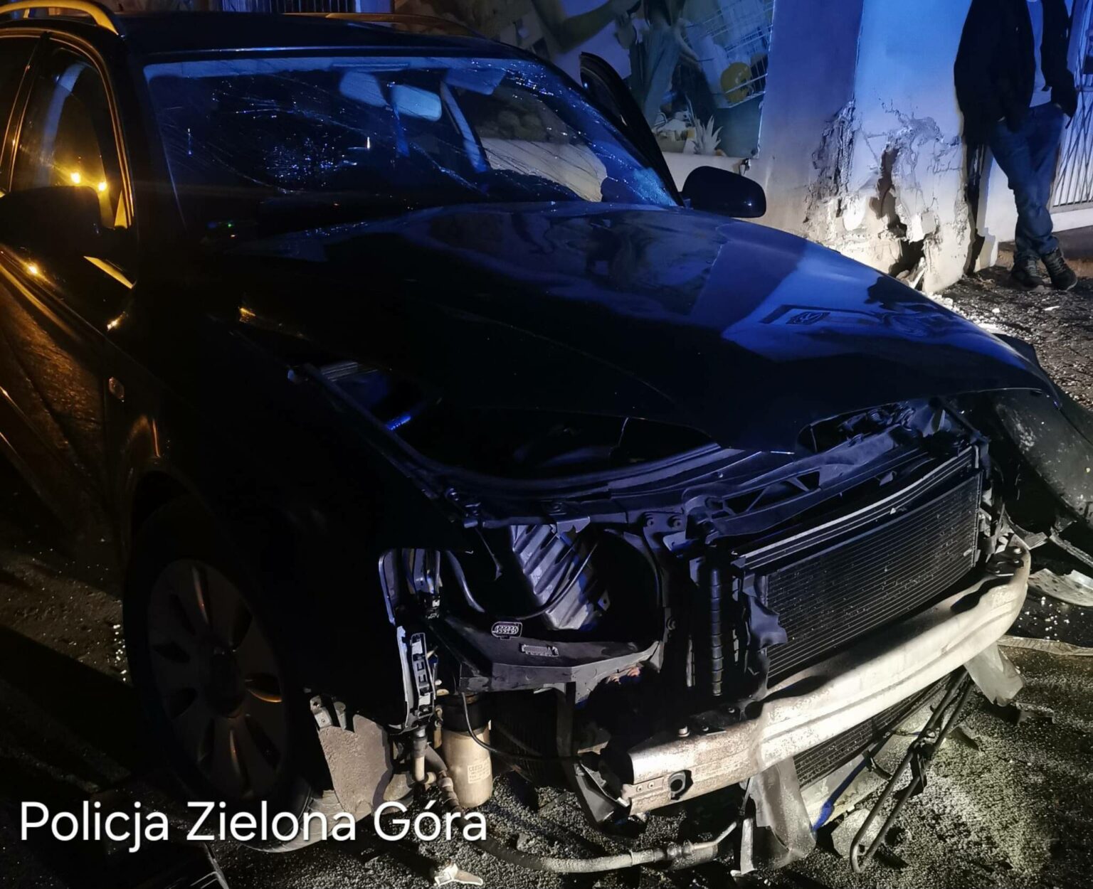 Wypadek Sulech&oacute;w - Wypadek Smolno Wielkie. Auto uderzyło w sklep