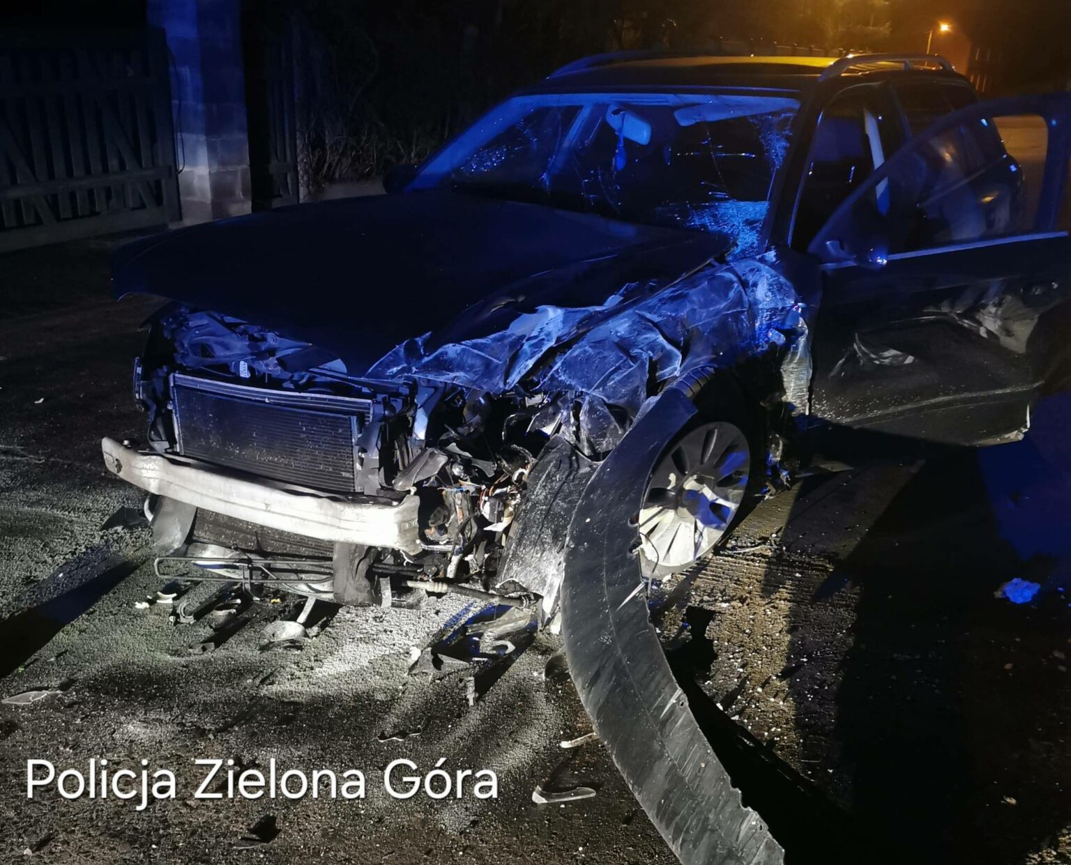 Wypadek Sulech&oacute;w - Wypadek Smolno Wielkie. Auto uderzyło w sklep