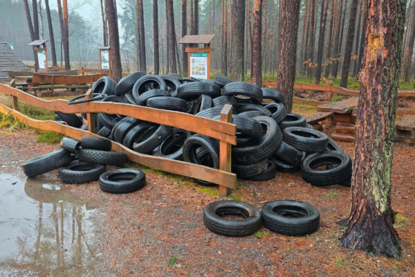 porzucone opony w lesie - Nadleśnictwo Żagań