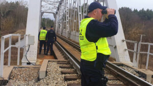 zdewastowany wiadukt - Policja Zielona Góra, Straż Ochrony Kolei
