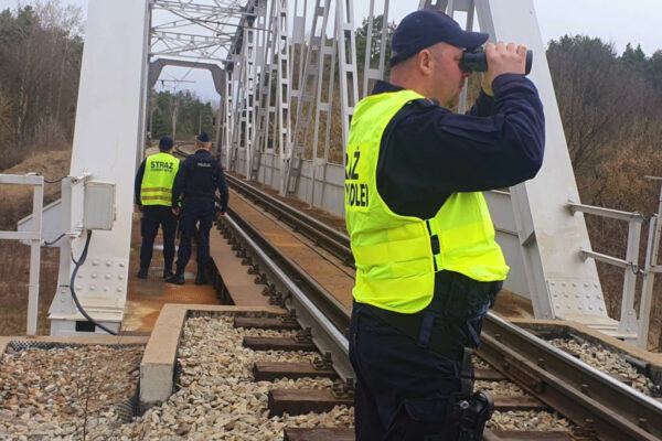 zdewastowany wiadukt - Policja Zielona Góra, Straż Ochrony Kolei