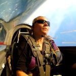 Pilotka Agata Porębska siedzi w kabinie szybowca, gotowa do startu. Pilotka i instruktorka Aeroklubu Ziemi Lubuskiej, mistrzyni akrobacji szybowcowej.