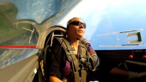 Pilotka Agata Porębska siedzi w kabinie szybowca, gotowa do startu. Pilotka i instruktorka Aeroklubu Ziemi Lubuskiej, mistrzyni akrobacji szybowcowej.