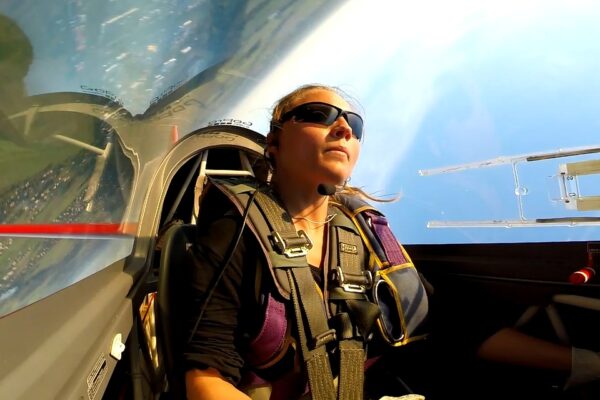 Pilotka Agata Porębska siedzi w kabinie szybowca, gotowa do startu. Pilotka i instruktorka Aeroklubu Ziemi Lubuskiej, mistrzyni akrobacji szybowcowej.