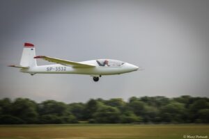 Agata lecąca szybowcem, ujęcie z zewnątrz podczas lotu