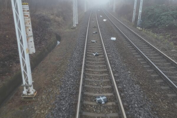 Paczki rozłożone wzdłuż torów kolejowych przy stacji Stary Kisielin podczas prac modernizacyjnych torów