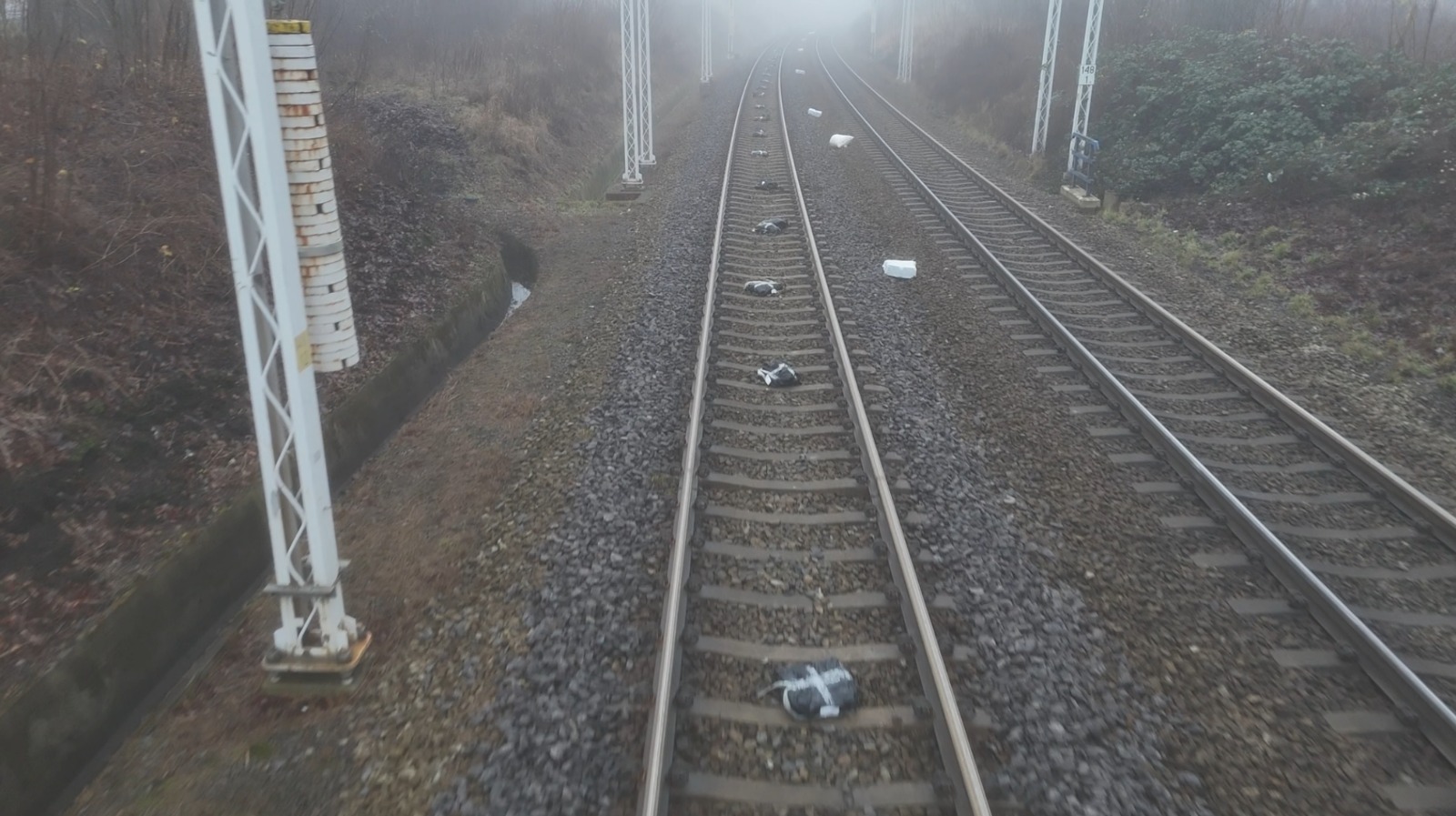 Paczki rozłożone wzdłuż torów kolejowych przy stacji Stary Kisielin podczas prac modernizacyjnych torów
