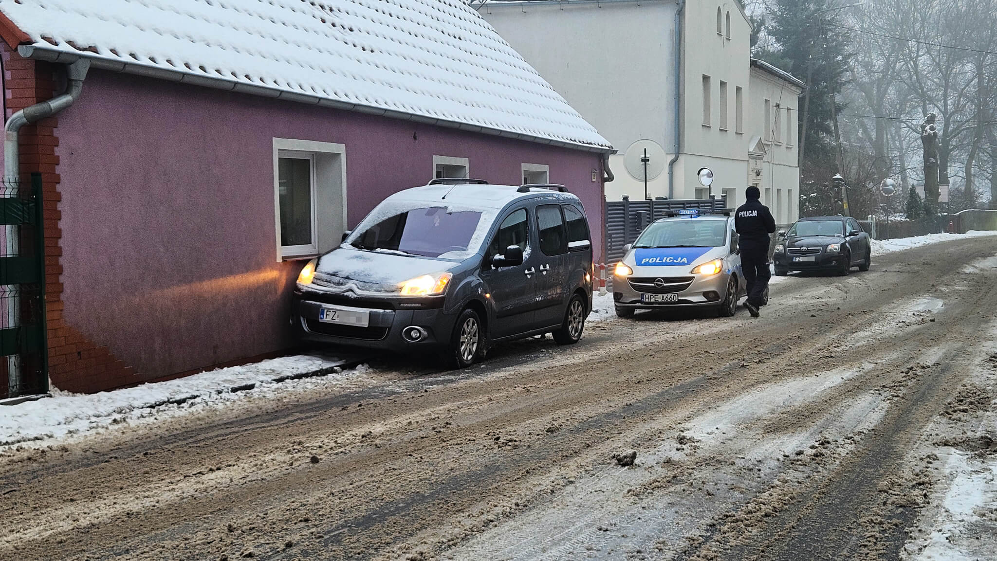 Kolizja Świdnica Zielona Góra - Uderzył w dom