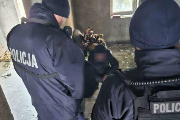 policja sprawdza pustostany Zielona Góra - bezdomni Zielona Góra