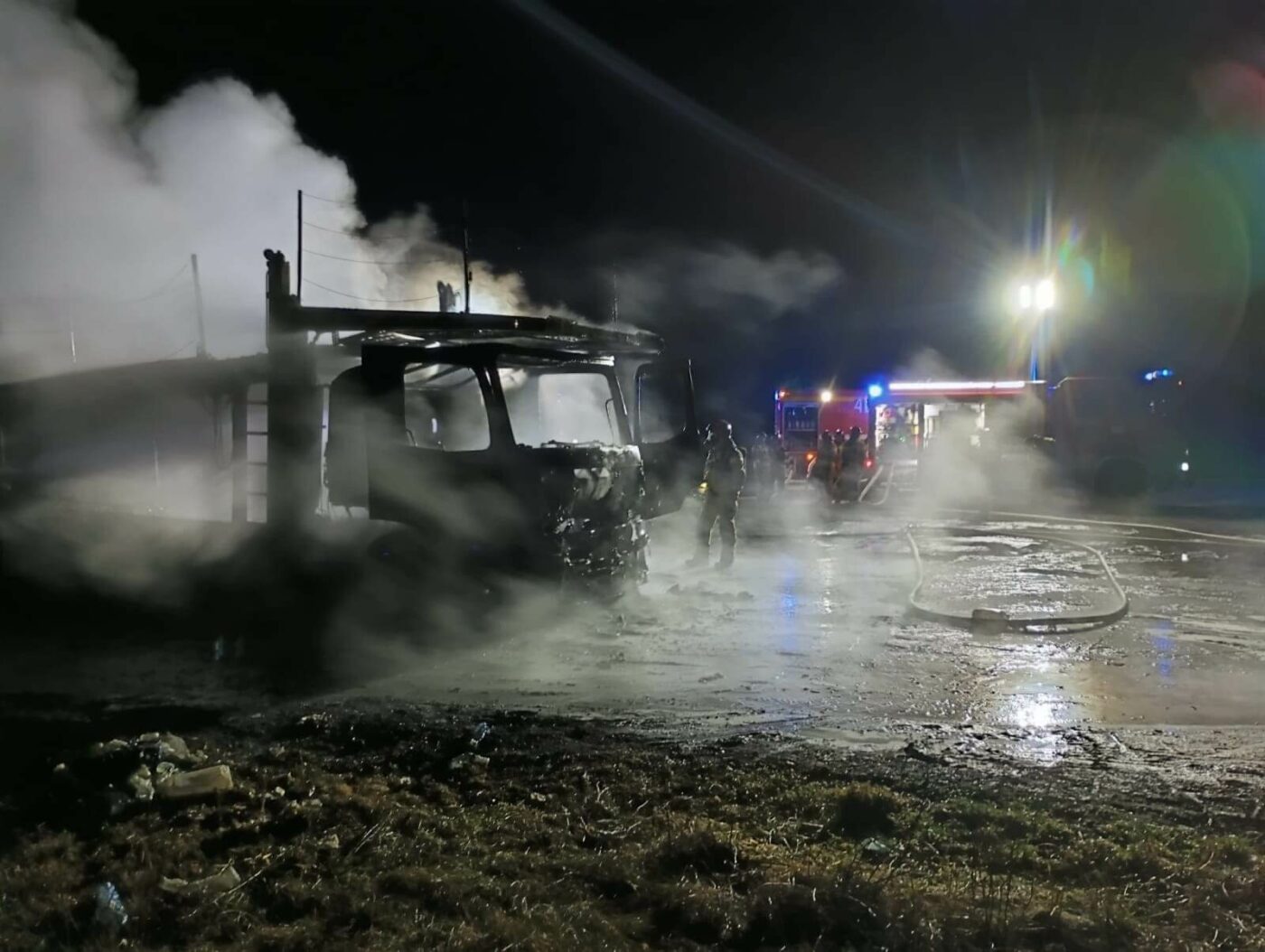 Pożar ciężar&oacute;wki DK22 - Straż pożarna Sulęcin