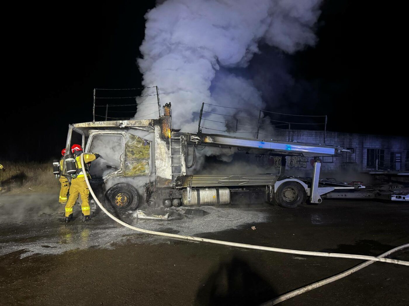 Pożar ciężar&oacute;wki DK22 - Straż pożarna Sulęcin