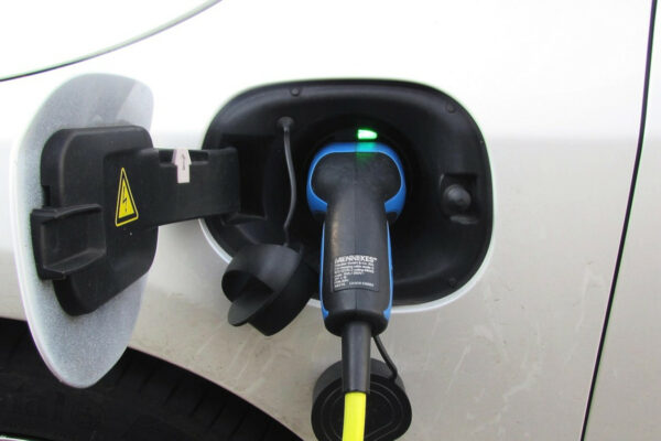 Ładowanie samochodu elektrycznego