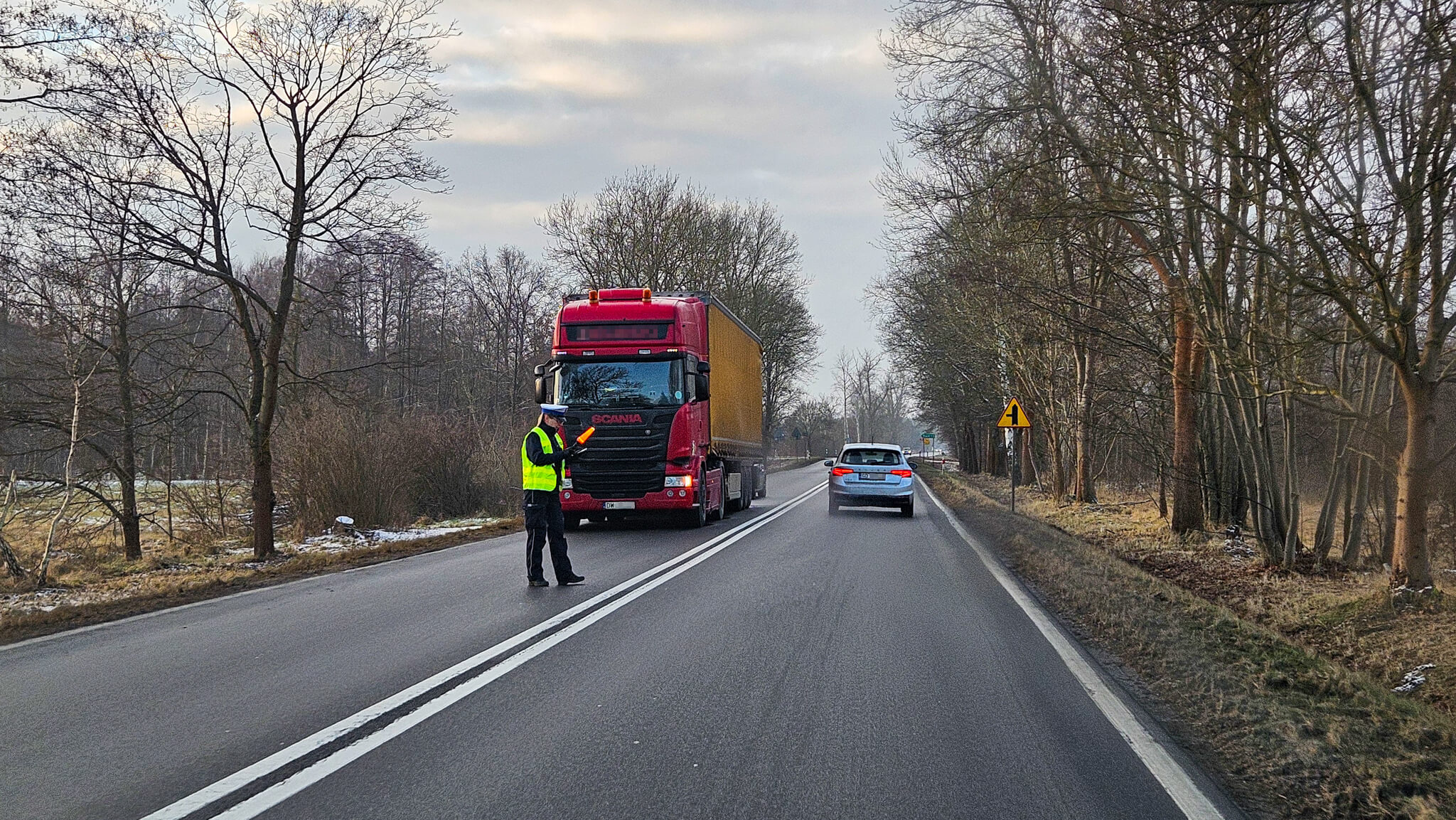 utrudnienia na DK27 Zielona Góra - ciężarówka na drodze