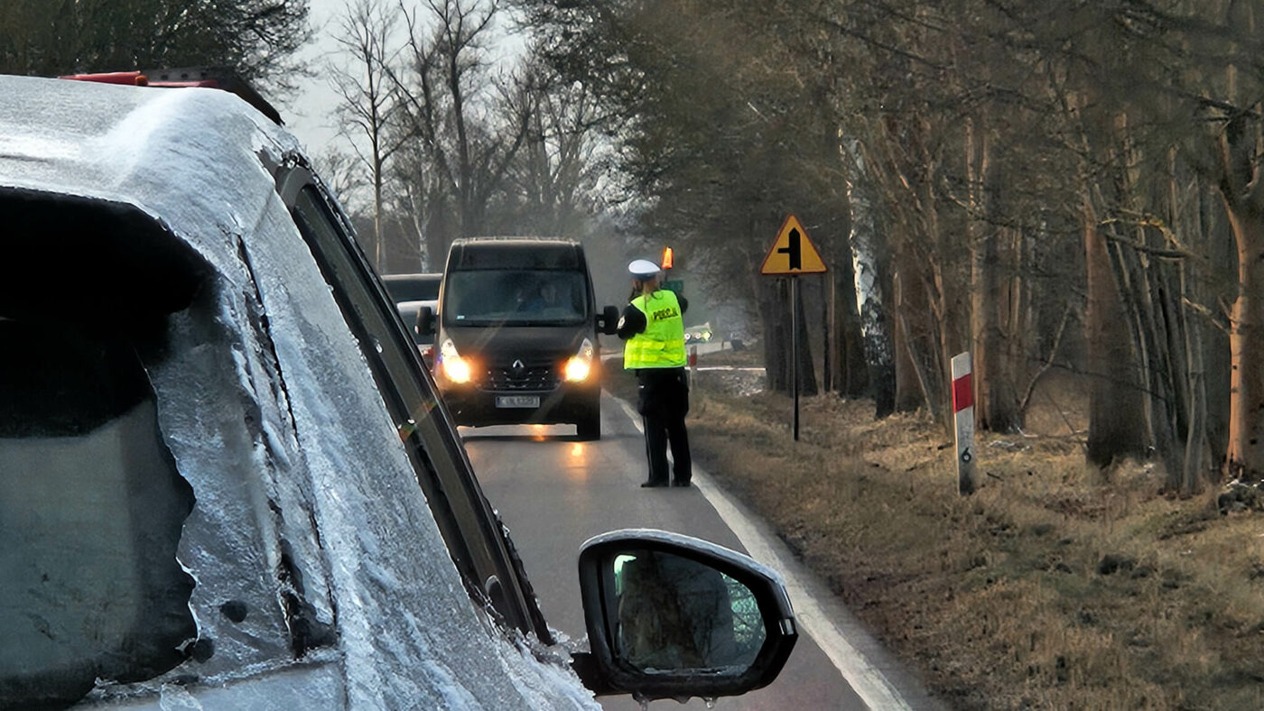 utrudnienia na DK27 Zielona G&oacute;ra - ciężar&oacute;wka na drodze
