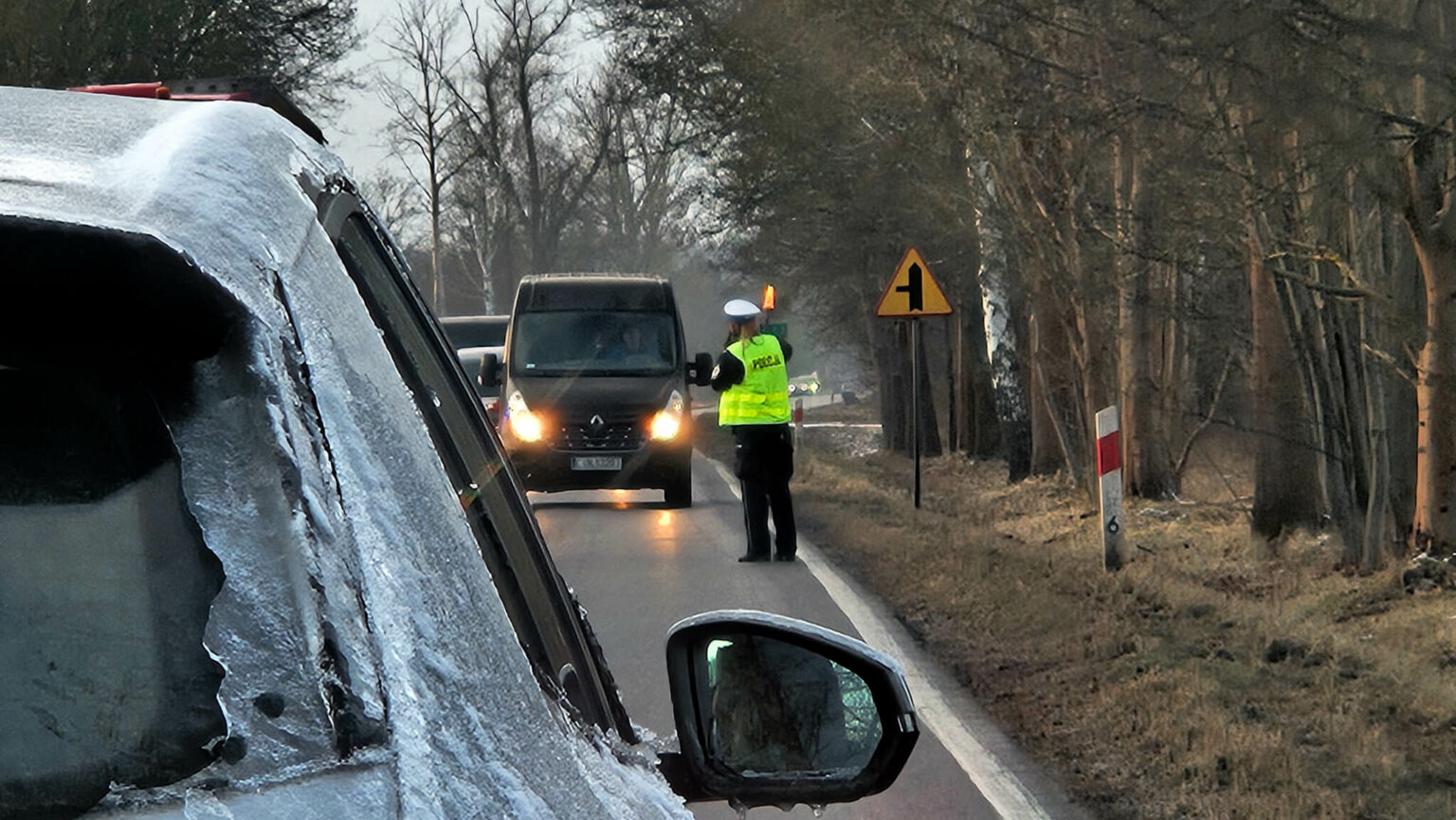utrudnienia na DK27 Zielona G&oacute;ra - ciężar&oacute;wka na drodze