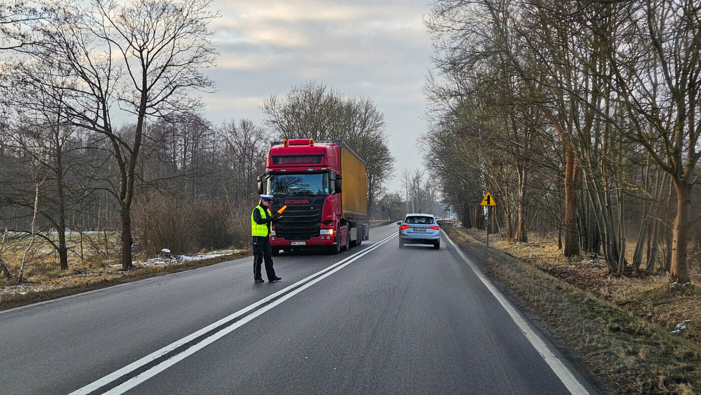 utrudnienia na DK27 Zielona G&oacute;ra - ciężar&oacute;wka na drodze