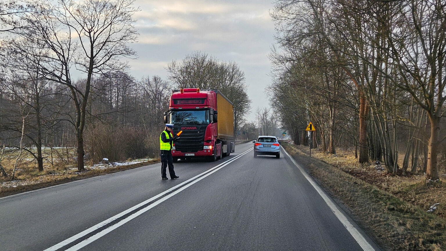 utrudnienia na DK27 Zielona G&oacute;ra - ciężar&oacute;wka na drodze