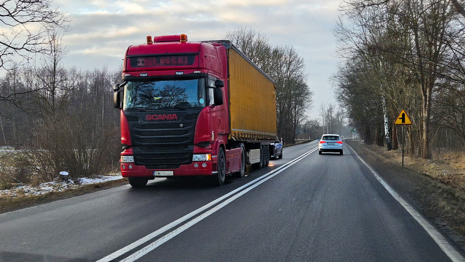 utrudnienia na DK27 Zielona G&oacute;ra - ciężar&oacute;wka na drodze