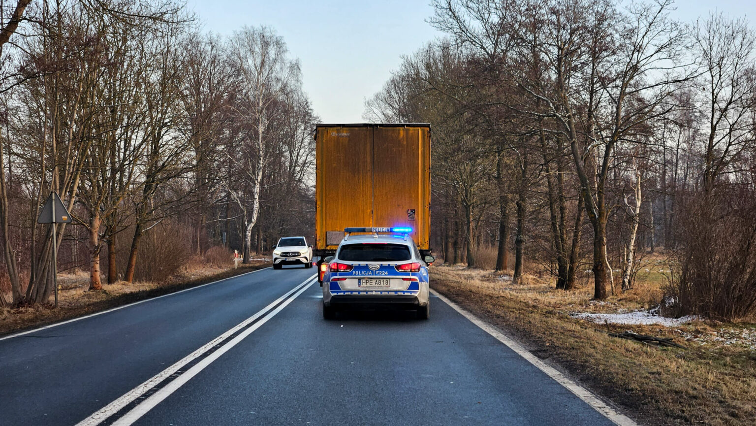 utrudnienia na DK27 Zielona G&oacute;ra - ciężar&oacute;wka na drodze