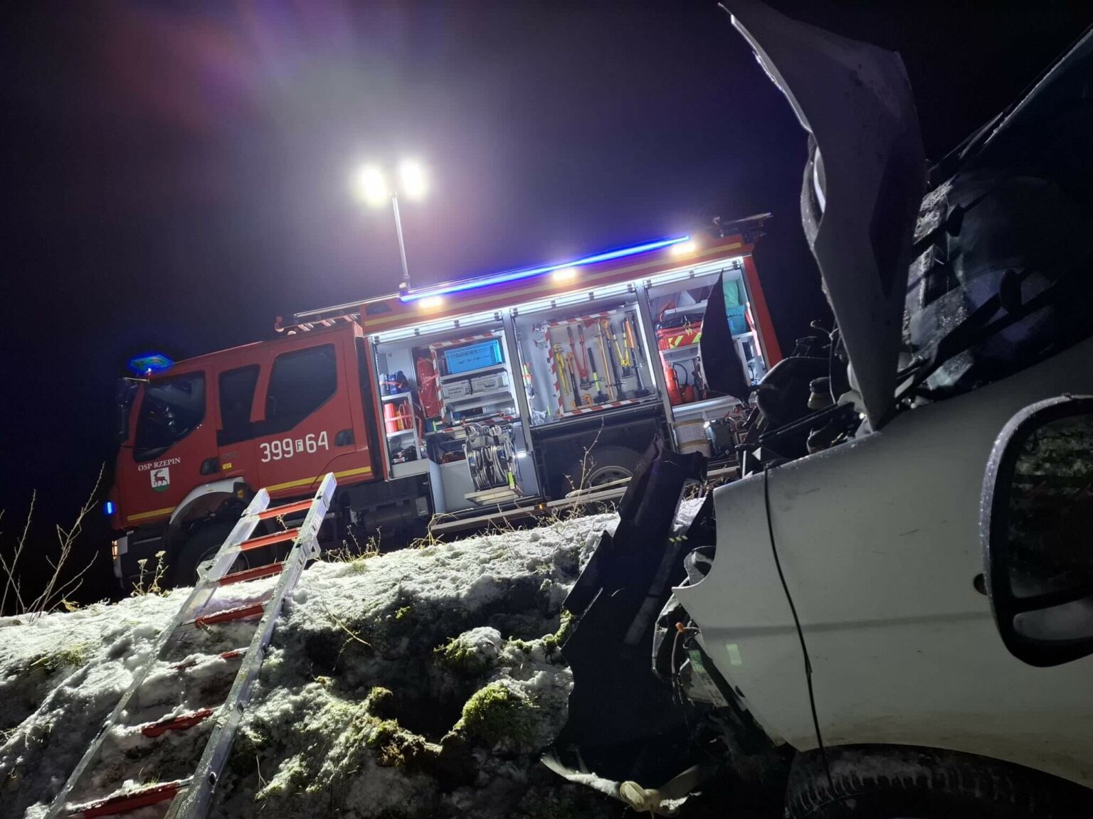 Wypadek Rzepin - dachowanie busa butle z gazem