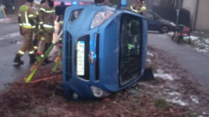 Groźne zdarzenie w Zielonej Górze. Jedno auto leży na boku