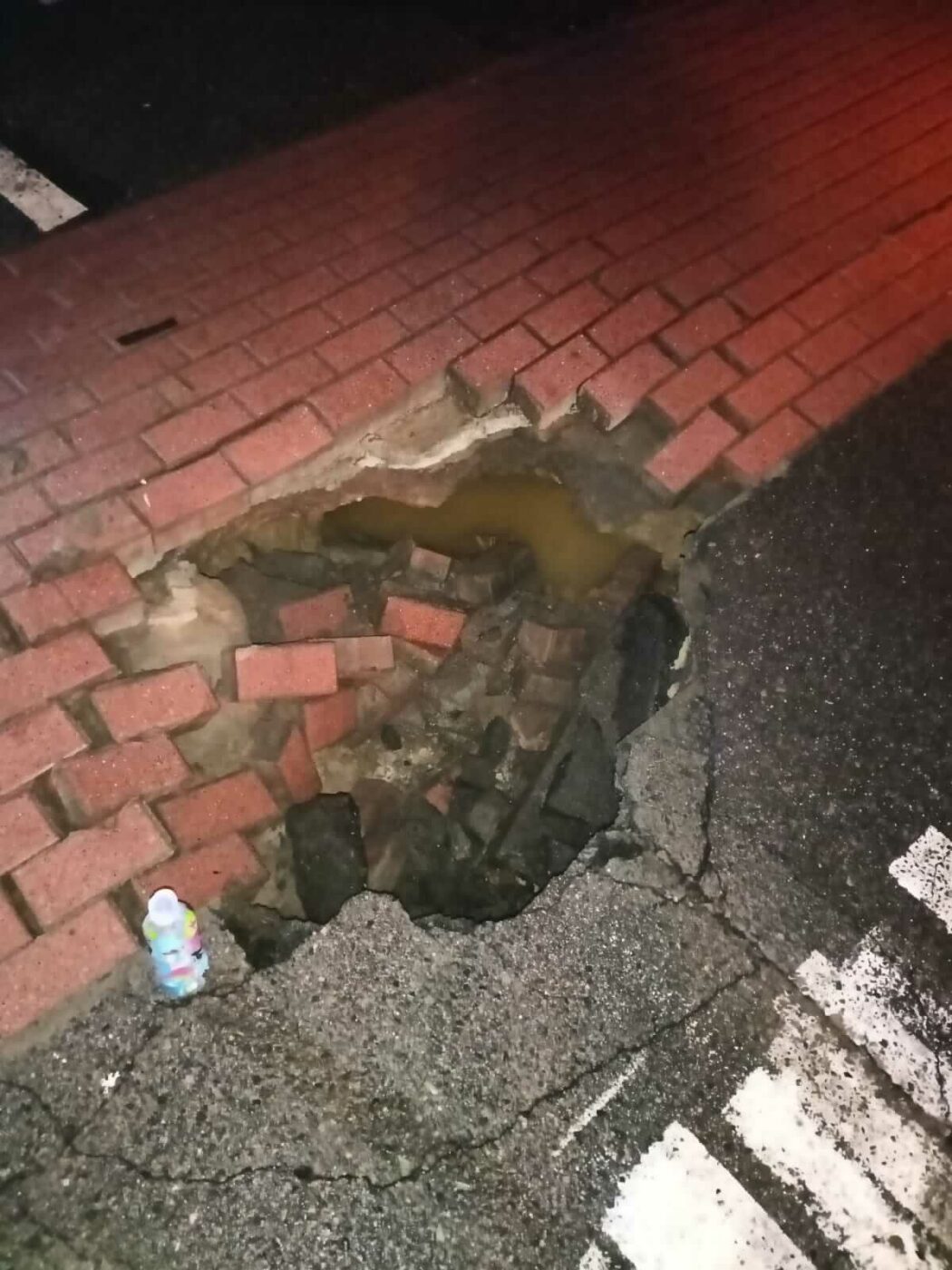 zapadła się jezdnia Zielona G&oacute;ra - awaria wodociągowa