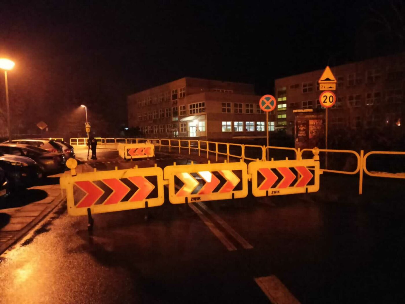 zapadła się jezdnia Zielona G&oacute;ra - awaria wodociągowa