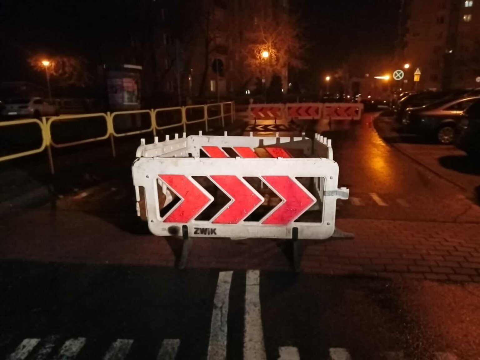 zapadła się jezdnia Zielona G&oacute;ra - awaria wodociągowa