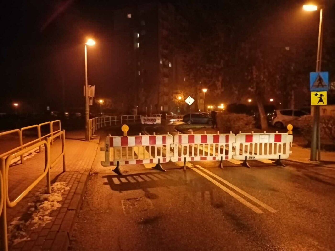 zapadła się jezdnia Zielona G&oacute;ra - awaria wodociągowa