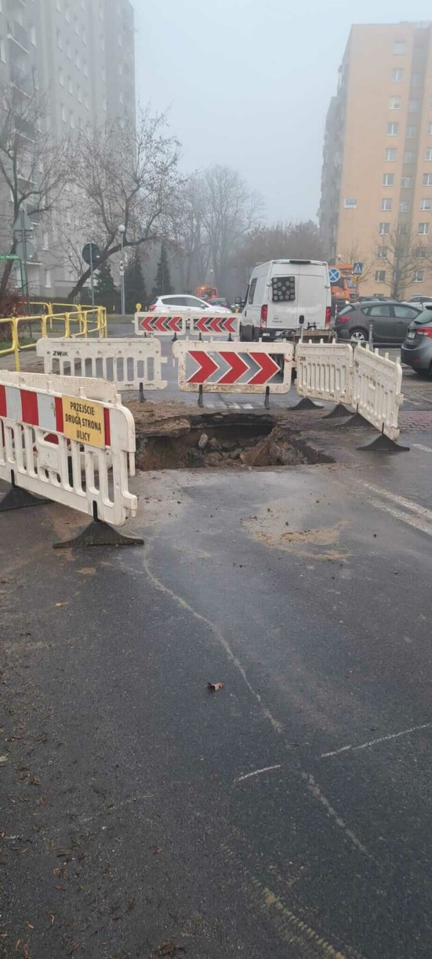 zapadnięta jezdnia - ul. Francuska Zielona G&oacute;ra