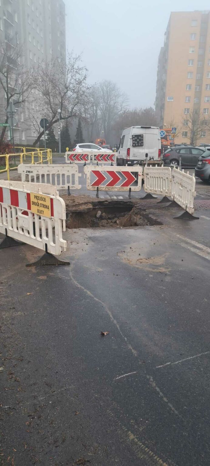 ZapadniecieJezdniZielonaGora16.01.26_6 zapadnięta jezdnia - ul. Francuska Zielona Góra