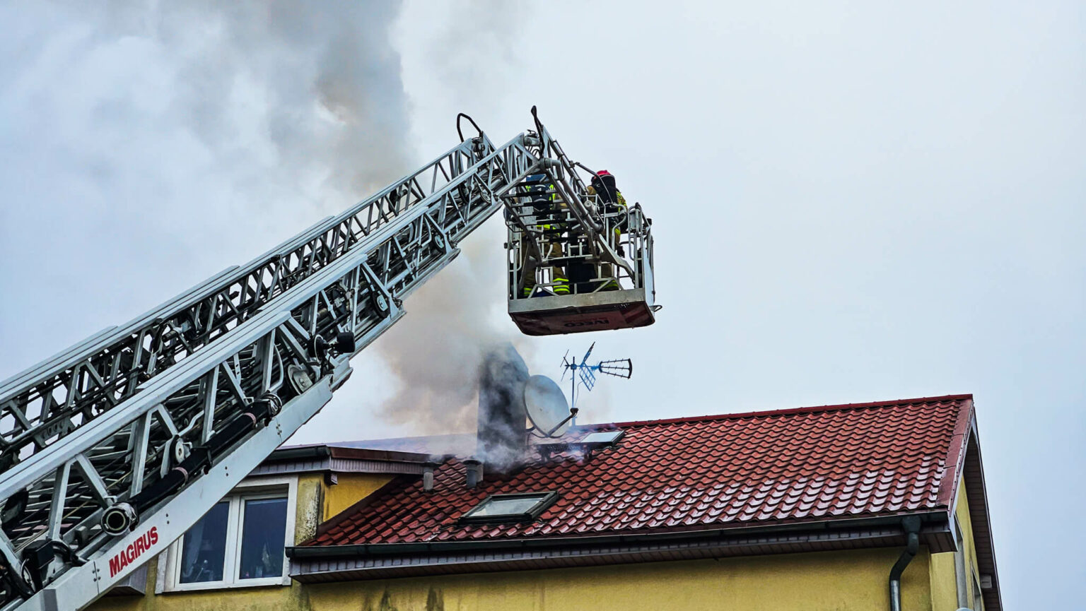 Pożar Świdnica - Pożar koło Zielonej G&oacute;ry. Pożar sadzy w kominie