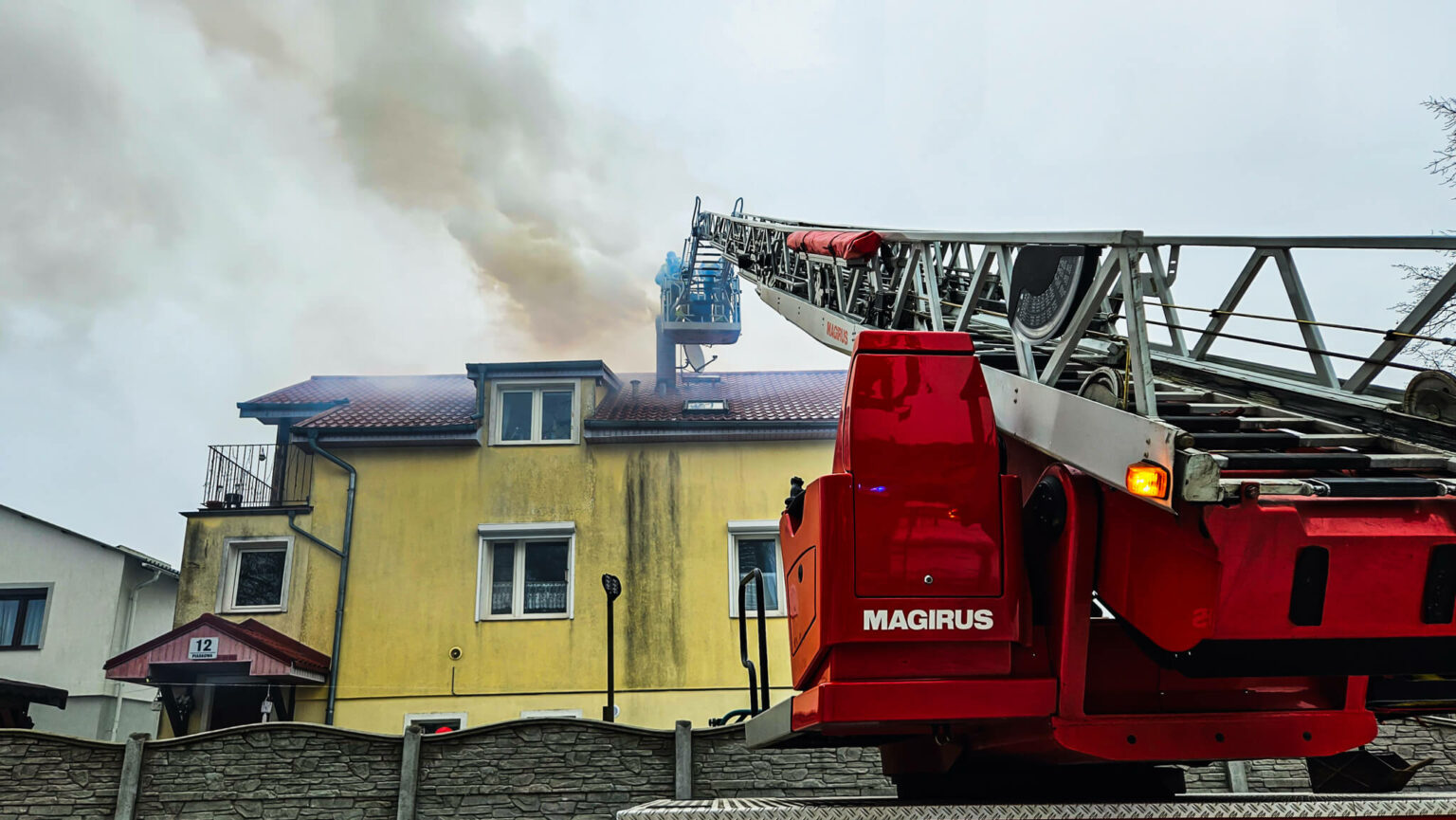 Pożar Świdnica - Pożar koło Zielonej G&oacute;ry. Pożar sadzy w kominie