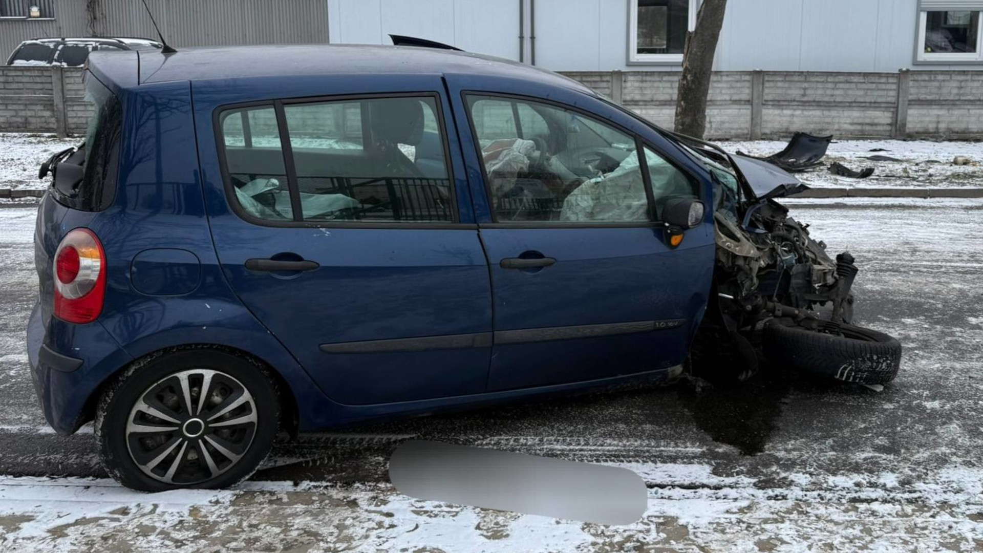 Wypadek Sulechów - Auto uderzyło w drzewo