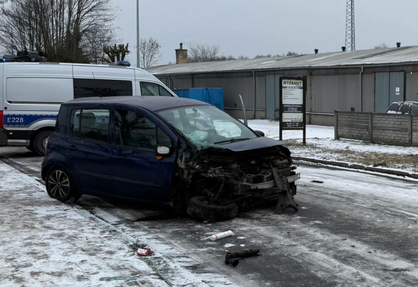 Wypadek Sulech&oacute;w - Auto uderzyło w drzewo