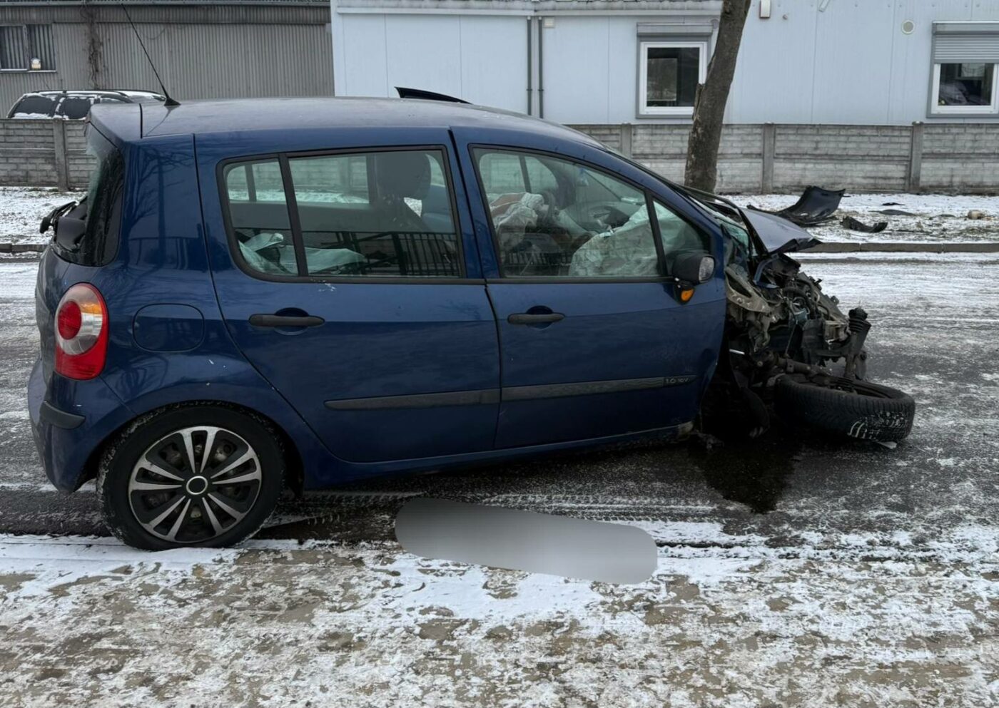 Wypadek Sulech&oacute;w - Auto uderzyło w drzewo